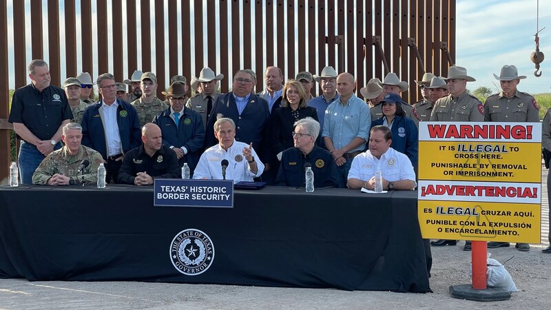 El gobernador de Texas, Greg Abbott, pronuncia un discurso sobre la seguridad fronteriza