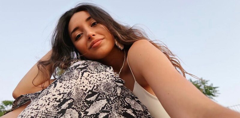 La mujer en la foto lleva un vestido con estampado de serpiente