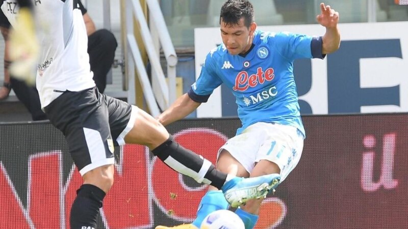 El jugador del Napoli, Hirving Lozano, disputa el balón con un jugador del Hellas Verona