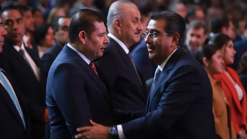 El presidente electo de México, Andrés Manuel López Obrador, saluda al presidente de la República Árabe Saharaui Democrática, Brahim Ghali, durante la ceremonia de investidura en el Palacio Nacional de la Ciudad de México.