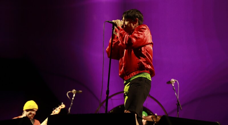 El vocalista de The Strokes, Julian Casablancas, actúa en directo.