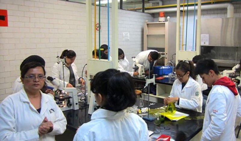 Estudiantes de química en el laboratorio