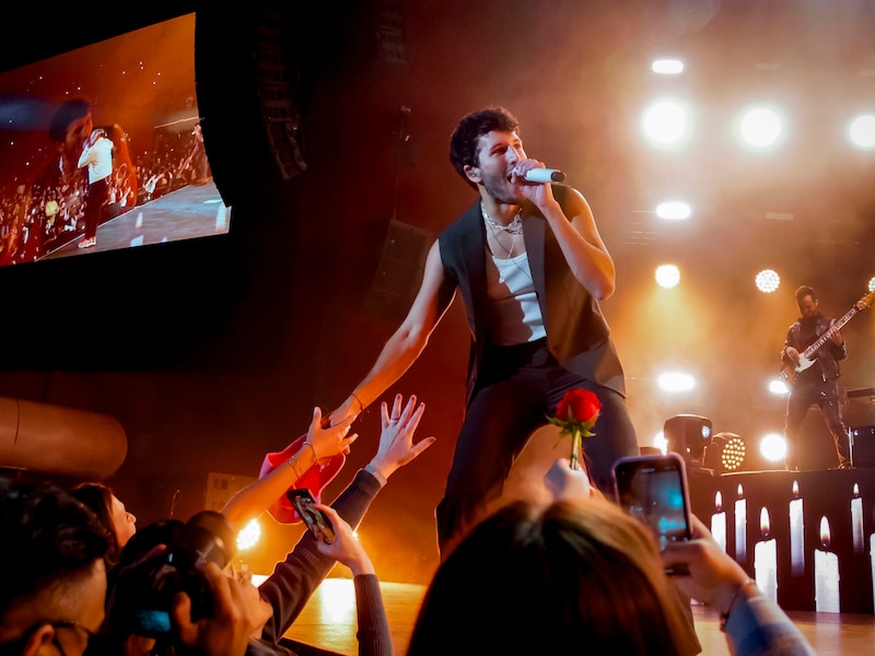 Camilo Echeverry cantando en concierto