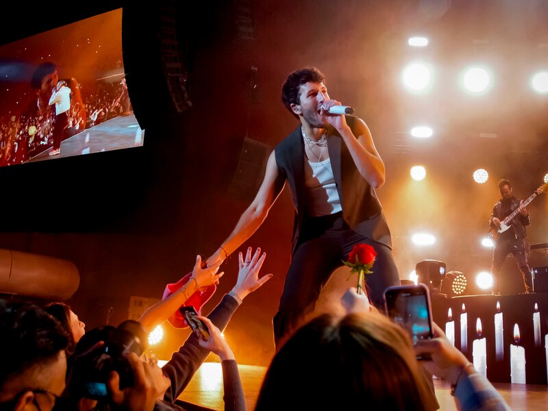 Camilo Echeverry cantando en concierto