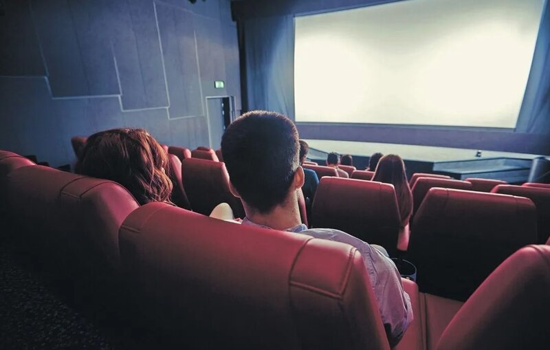 Pareja viendo una película en el cine