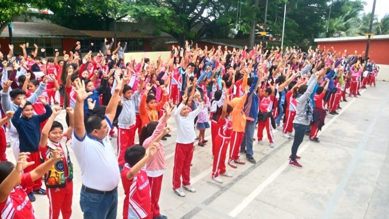 Niños felices en la escuela