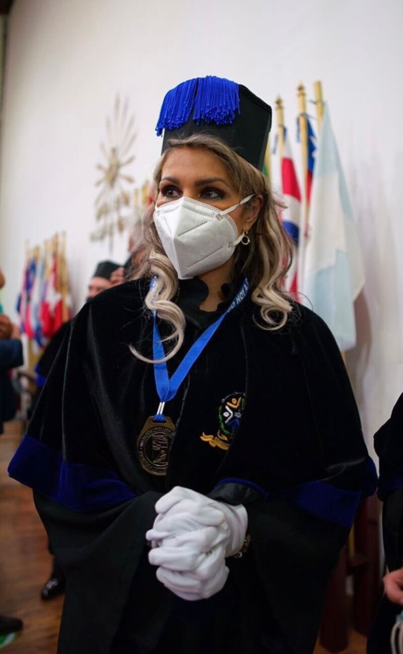 Mujer con toga y birrete en una ceremonia de graduación