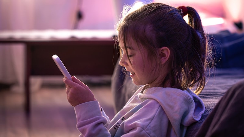 Niña usando un teléfono móvil