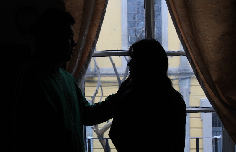 Pareja mirando por la ventana