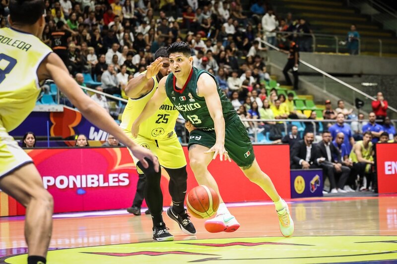 ¡Espectacular jugada de Gustavo Ayón en el baloncesto!
