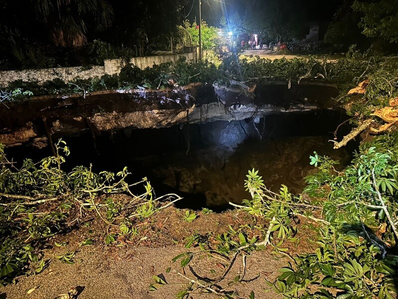 Se abre un enorme socavón en una calle de la ciudad