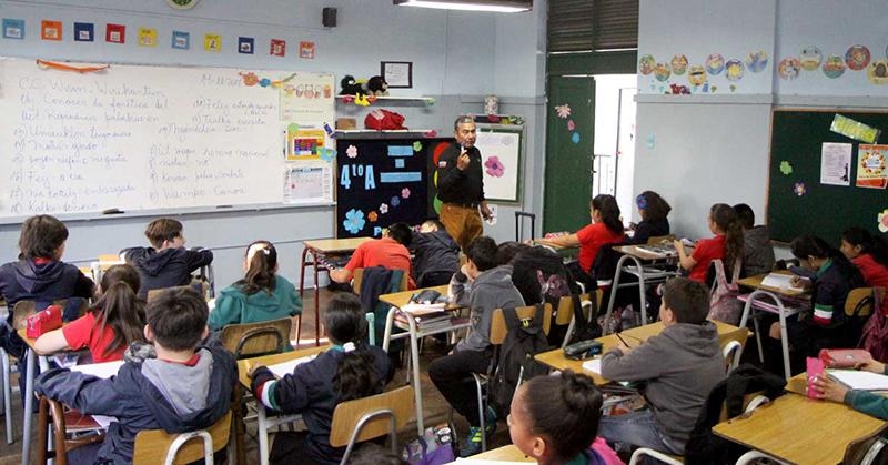 Profesor dando clase en un aula