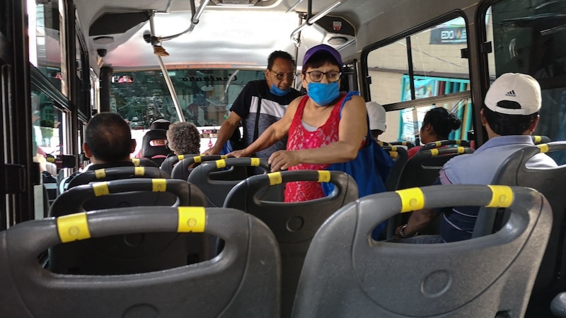 Pasajeros en un autobús urbano