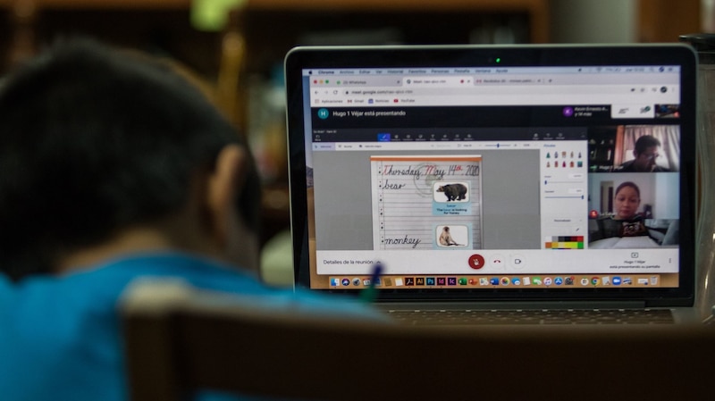 Niño en una clase virtual