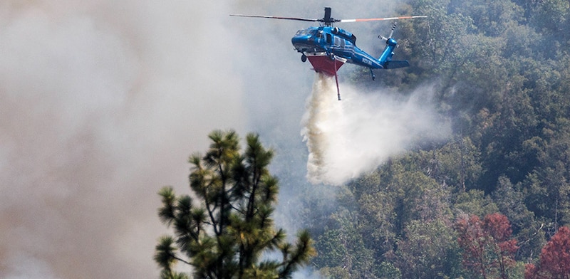 Helicóptero apagafuegos en acción