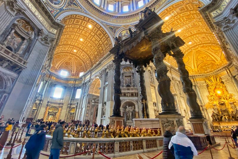 Interior de la Basílica de San Pedro en el Vaticano