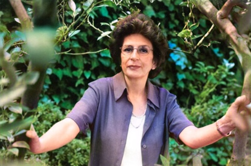 Retrato de una mujer en un jardín