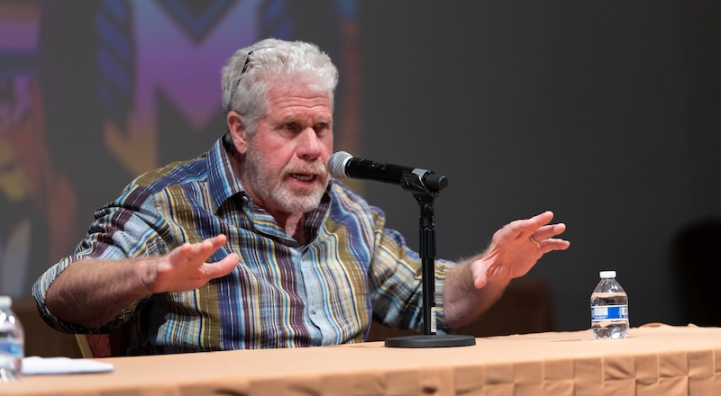 El actor Ron Perlman hablando en un micrófono