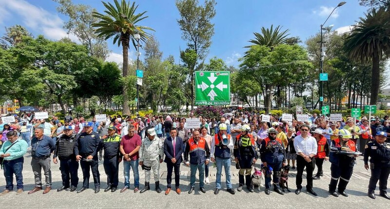 Multitudinaria concentración en el Zócalo de la Ciudad de México