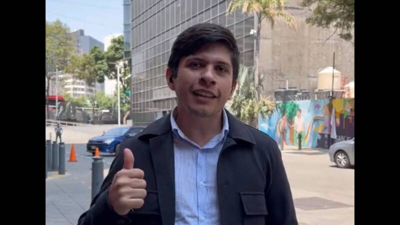 El candidato a la alcaldía de la Ciudad de México, Pablo Pérez, saluda a sus seguidores.