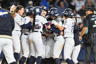 Howe firma el primer drama extra innings en la Serie de la Reina