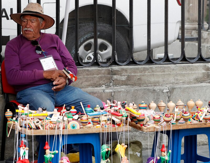 Un vendedor de juguetes tradicionales mexicanos