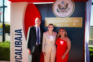 Gobernadora de Baja California asiste al aniversario de independencia de Estados Unidos 