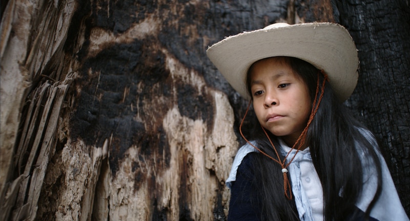 Niña indígena con sombrero