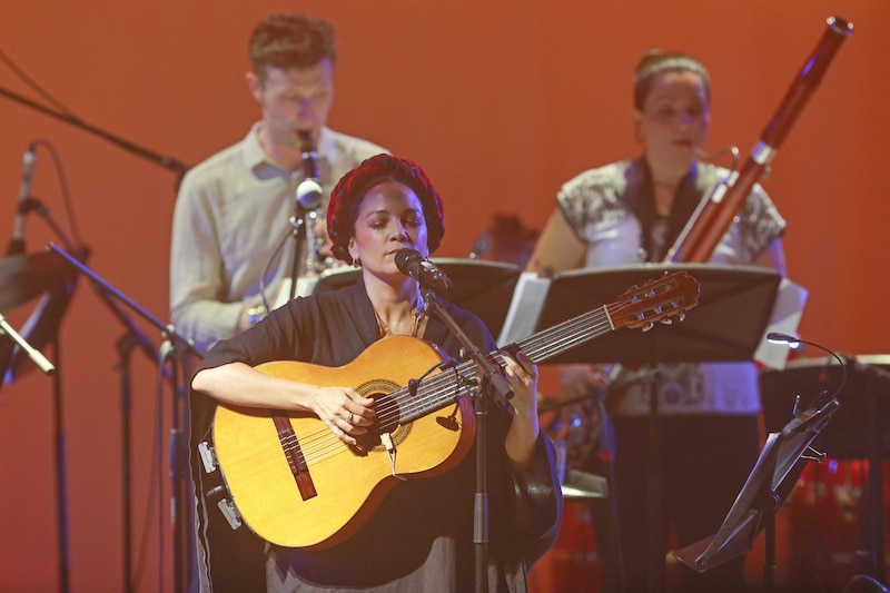 Mon Laferte canta en concierto