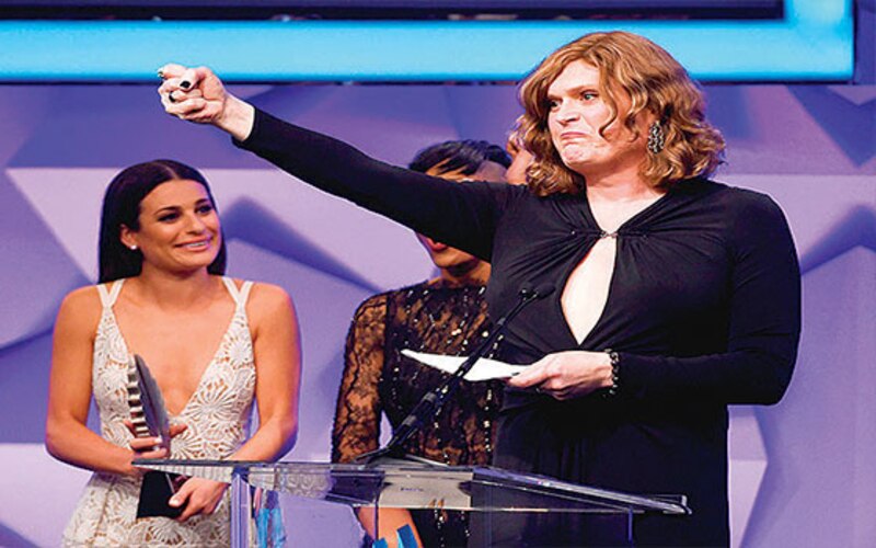 La actriz Laverne Cox acepta un premio.