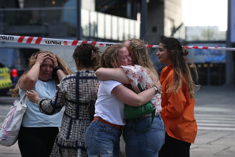 Mujeres abrazándose tras un atentado terrorista