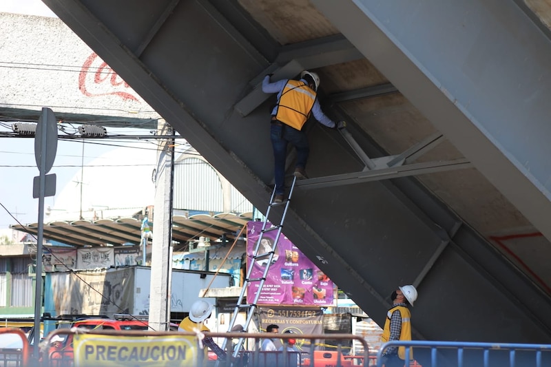 Trabajadores realizan mantenimiento en un puente