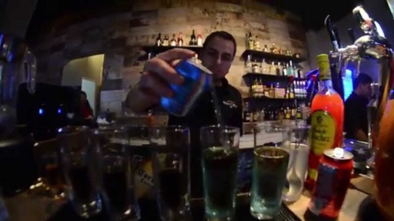 Camarero preparando chupitos