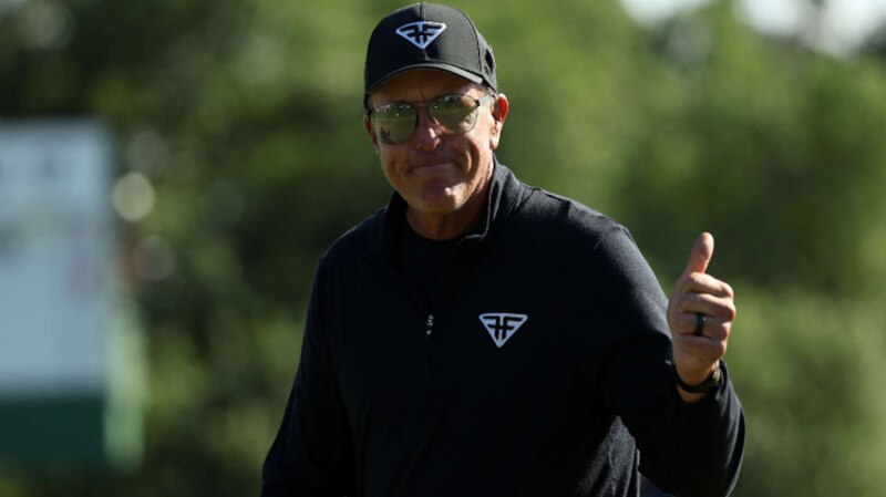 El golfista profesional Fred Couples da un pulgar hacia arriba