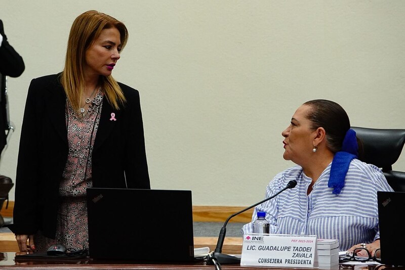 La presidenta del INE, Lorenzo Córdova, y la consejera Carla Humphrey hablan durante una sesión del Consejo General del INE.