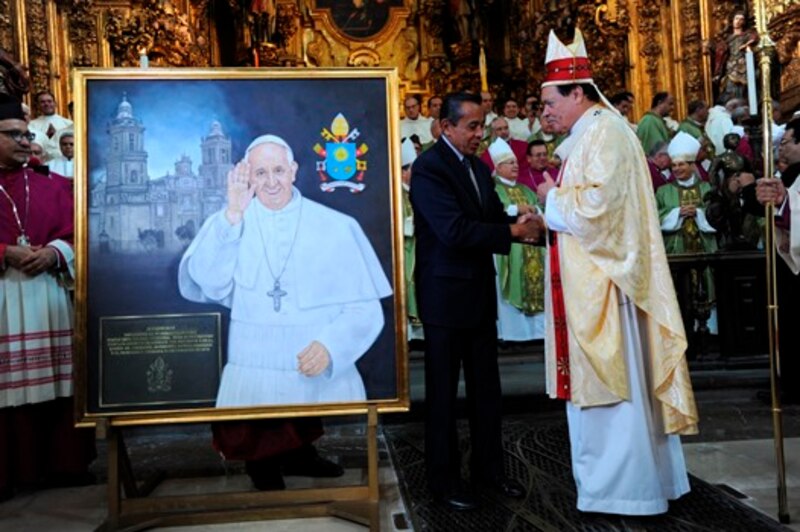 El Papa Francisco bendice a los fieles en la Catedral de Lima