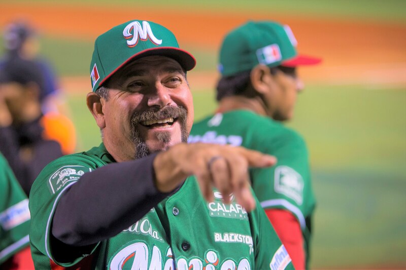 El manager de los Mariachis de Guadalajara, Benjamín Gil, da instrucciones a sus jugadores durante un partido de béisbol.