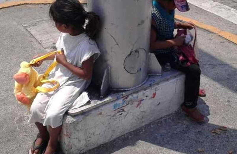 Dos niñas indígenas en situación de pobreza