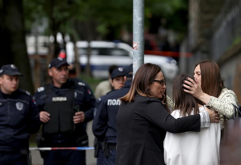 Madre e hija se abrazan tras tiroteo en escuela de Texas