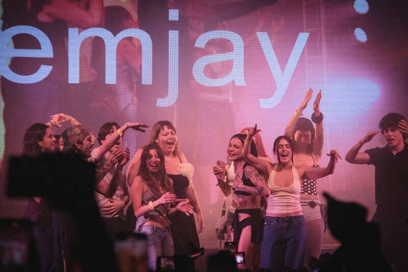 Influencers y Tiktokers subieron al escenario para apoyar a Emjay