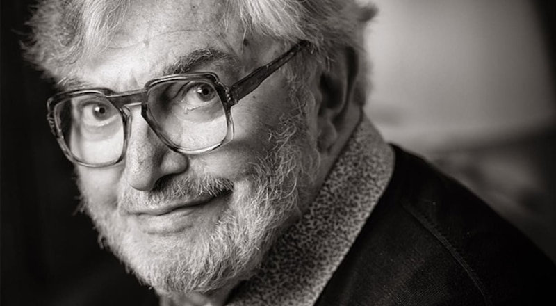 El retrato de un hombre con gafas y barba