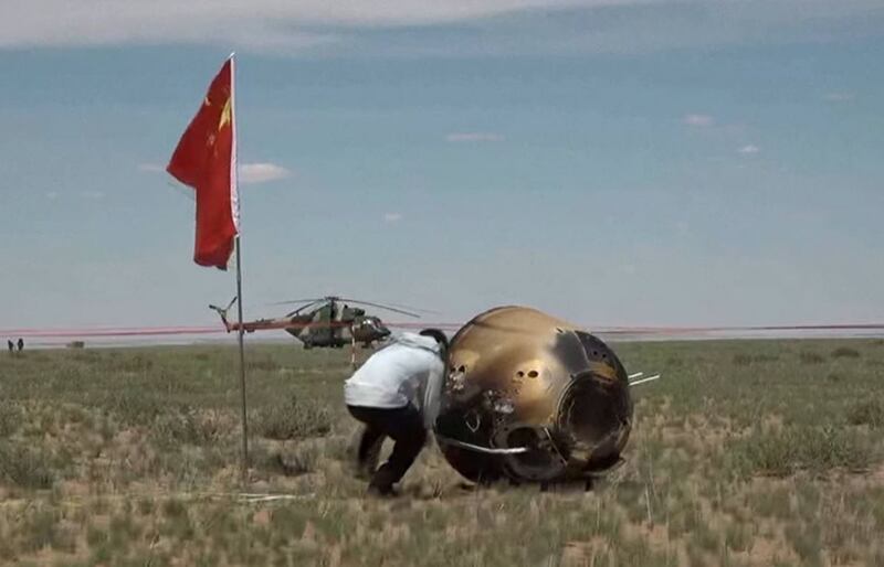 La cápsula espacial china Shenzhou-12 aterriza en el desierto de Gobi.