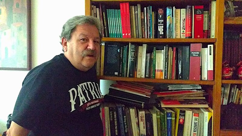 Escritor en su biblioteca