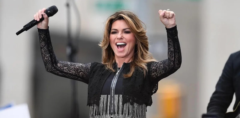 La cantante Shania Twain actúa en un concierto.