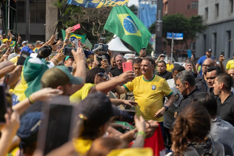 El presidente Jair Bolsonaro saluda a sus seguidores en una manifestación en Brasilia