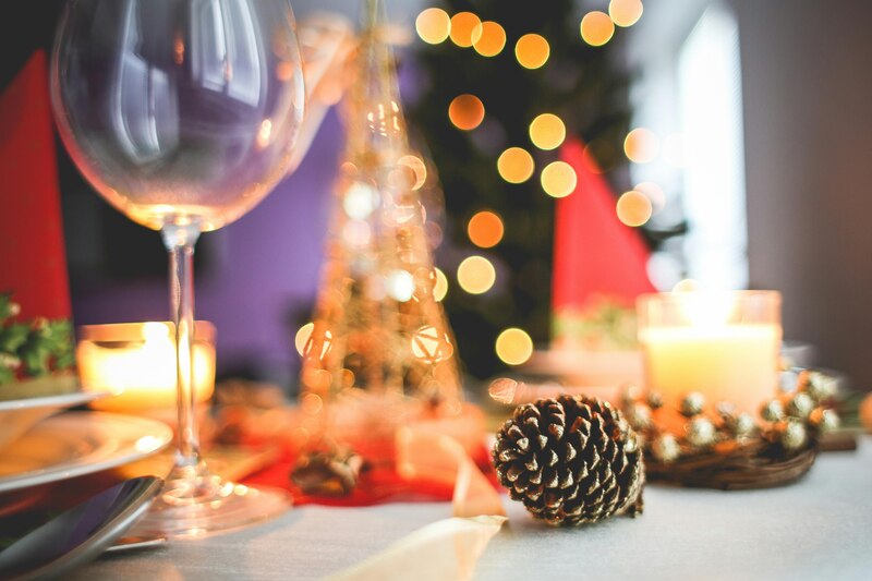 Mesa decorada para una cena navideña familiar con platillos tradicionales.