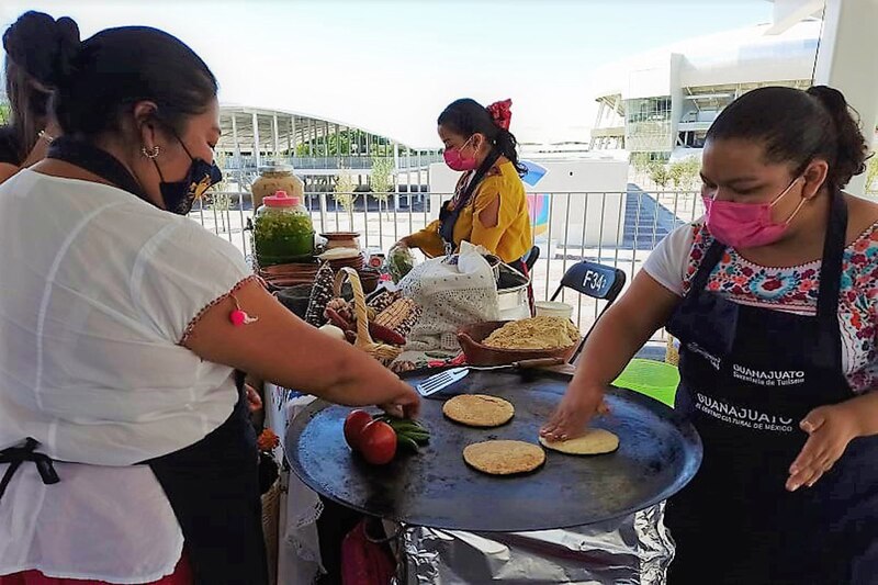 Mujeres preparando tortillas a mano