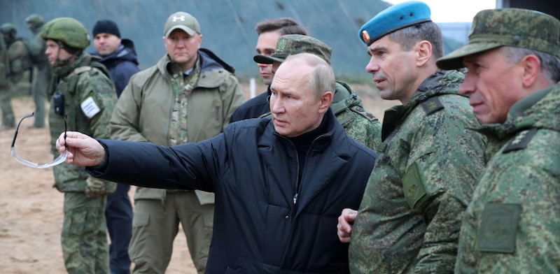 Putin observa las maniobras militares rusas