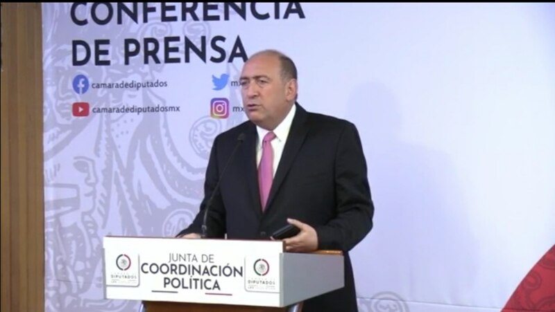 El diputado federal por Morena, Mario Delgado, ofrece una conferencia de prensa.