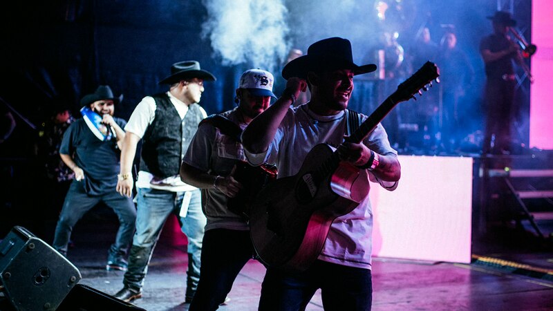Banda tocando en vivo